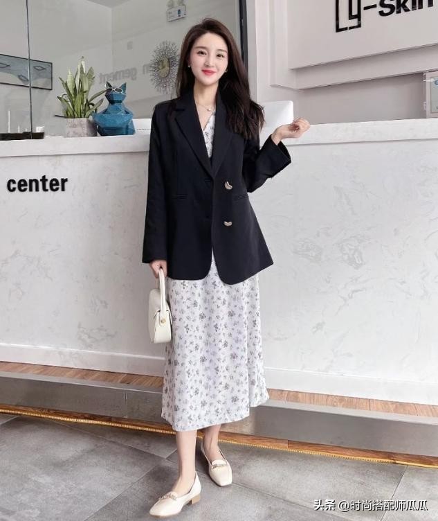 比运动鞋百搭、比小白鞋时髦，今夏“乐福鞋”火了！这样搭真高级