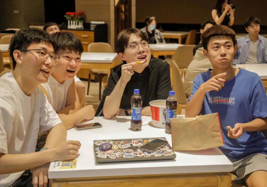 同城热搜第二!《大三女生》开播即热播