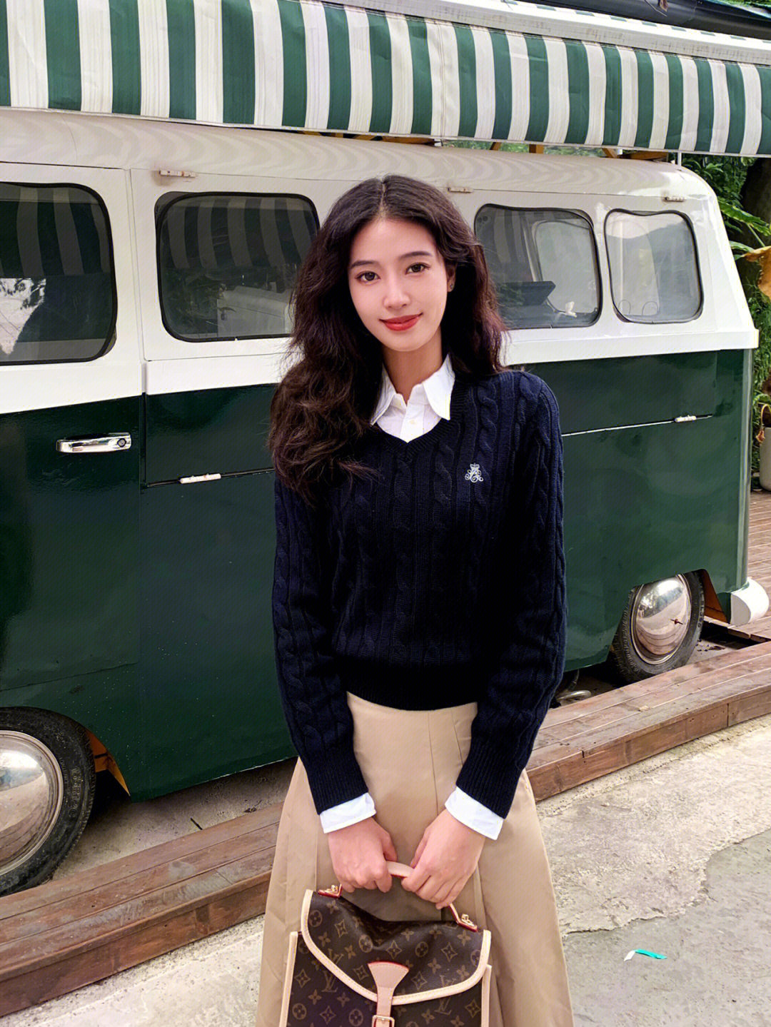 针织衫显瘦配半身裙气质优雅,职场女士针织衫搭配高腰半身裙