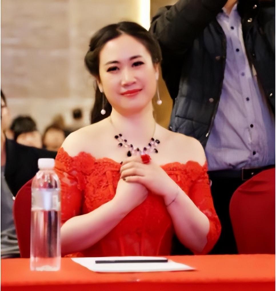 18年前，曾火爆全网的初代网红“芙蓉姐姐”，如今怎么样了？