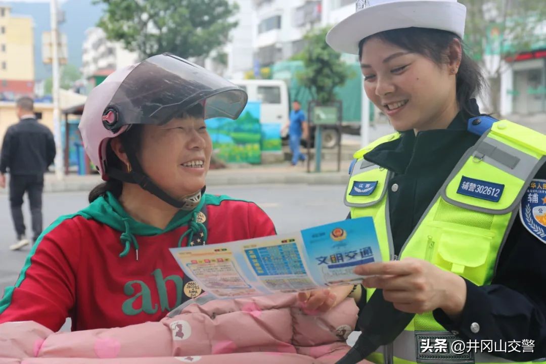 【三大专项行动】@摩托车、电动车驾驶人,出行请做到:有牌照、戴头盔、不超员、靠右行、不乱停