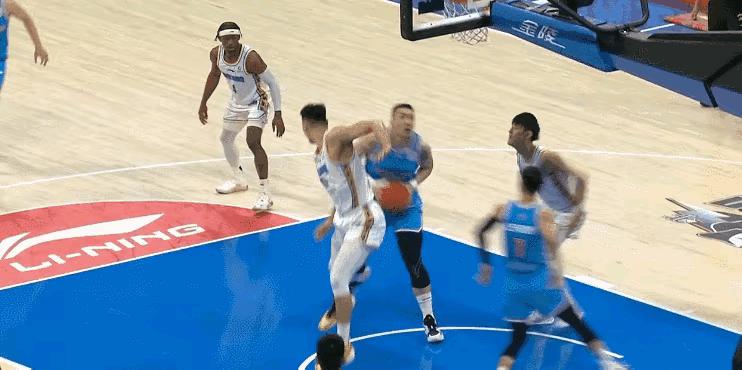 广东赢江苏亏大了，首钢证明外教就是灵，王晗情绪失控和队员冲突