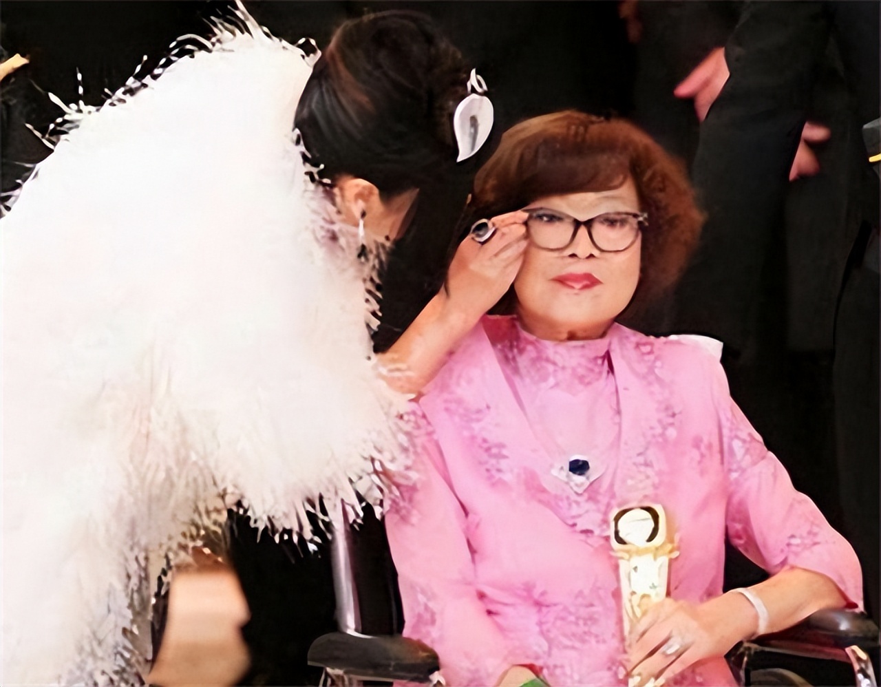 沈殿霞葬礼真实影像,沈殿霞死亡真实原因