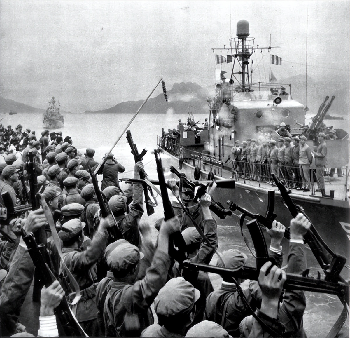 我军舰队驶入公海，某国驱逐舰阻拦，开国中将喊话：后果自负