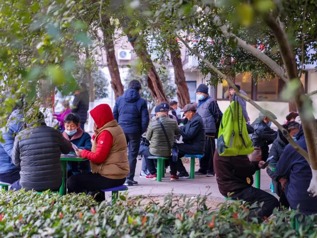 住在常府街，不羡城南与河西