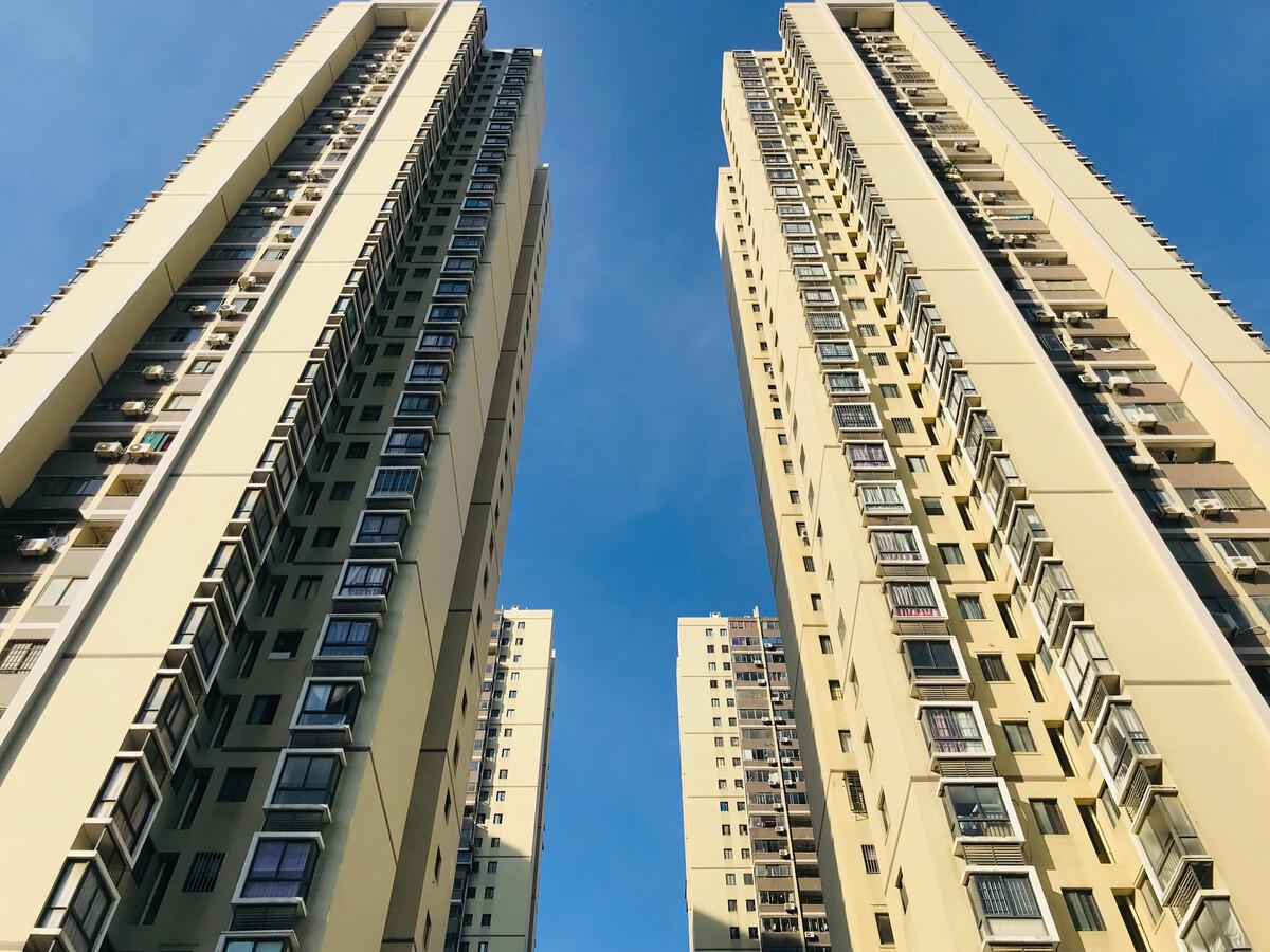 20岁小伙摆摊月入600背百万房贷,小伙月入6000背百万房贷卖的什么