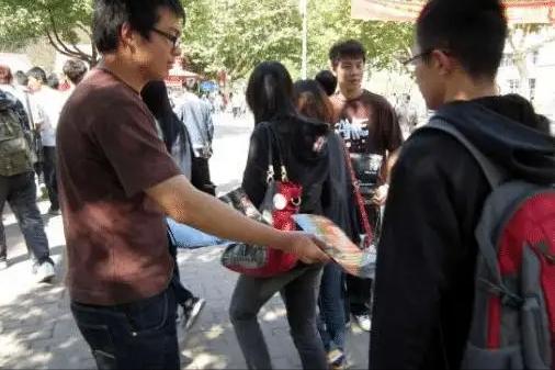 大街上发传单为什么不扔垃圾桶,为什么发传单不能丢