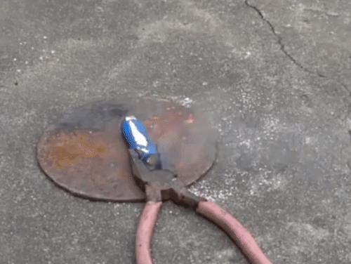 充电宝一边充电一边玩手机安全吗,充电器还是充电宝给手机充电安全