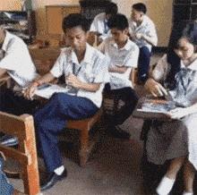 老师上课忘记关投影仪了,女老师上课期间忘记关投影仪