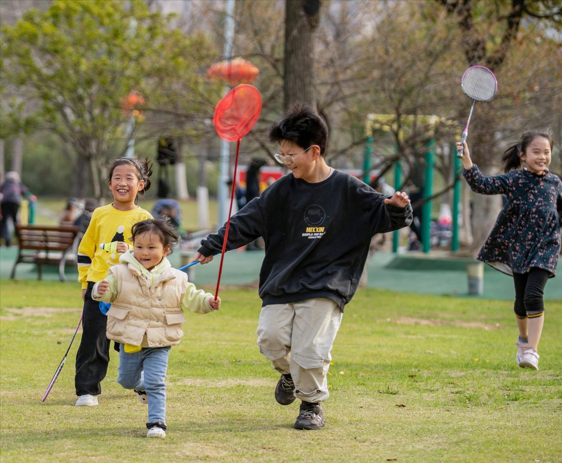 男孩踢球撞大妈被打到住院,小男孩踢球撞到大妈被打