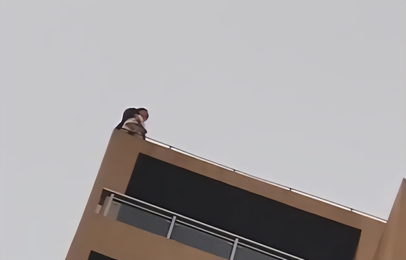 安保徒手接住跳楼女孩,保安接住跳楼女孩后续结果