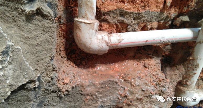 装修好的卫生间漏水怎么补救,楼下装修砸墙造成楼上卫生间漏水