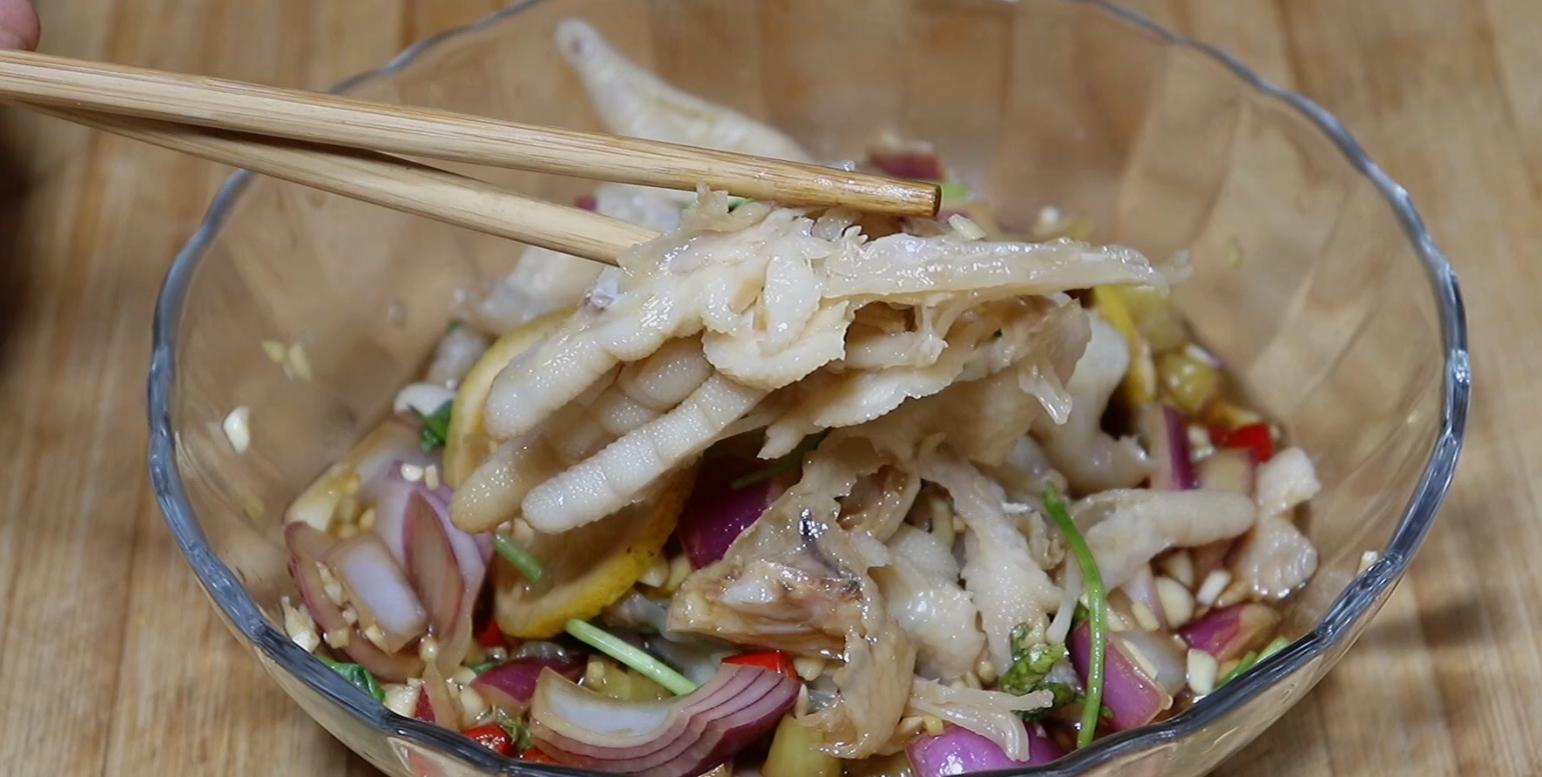 怎么用牙签脱骨鸡爪最快,无骨鸡爪怎么去骨详细慢教程