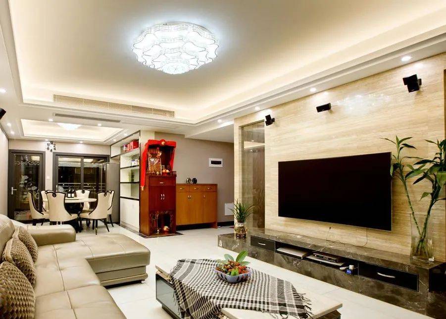 电视机后有电插头怎么安装挂架,安装电视机挂架四个厚的塑料垫片