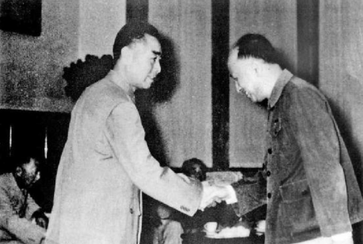 1956年钱学森参加宴会，到场后找不到自己座位，毛主席：坐我身边