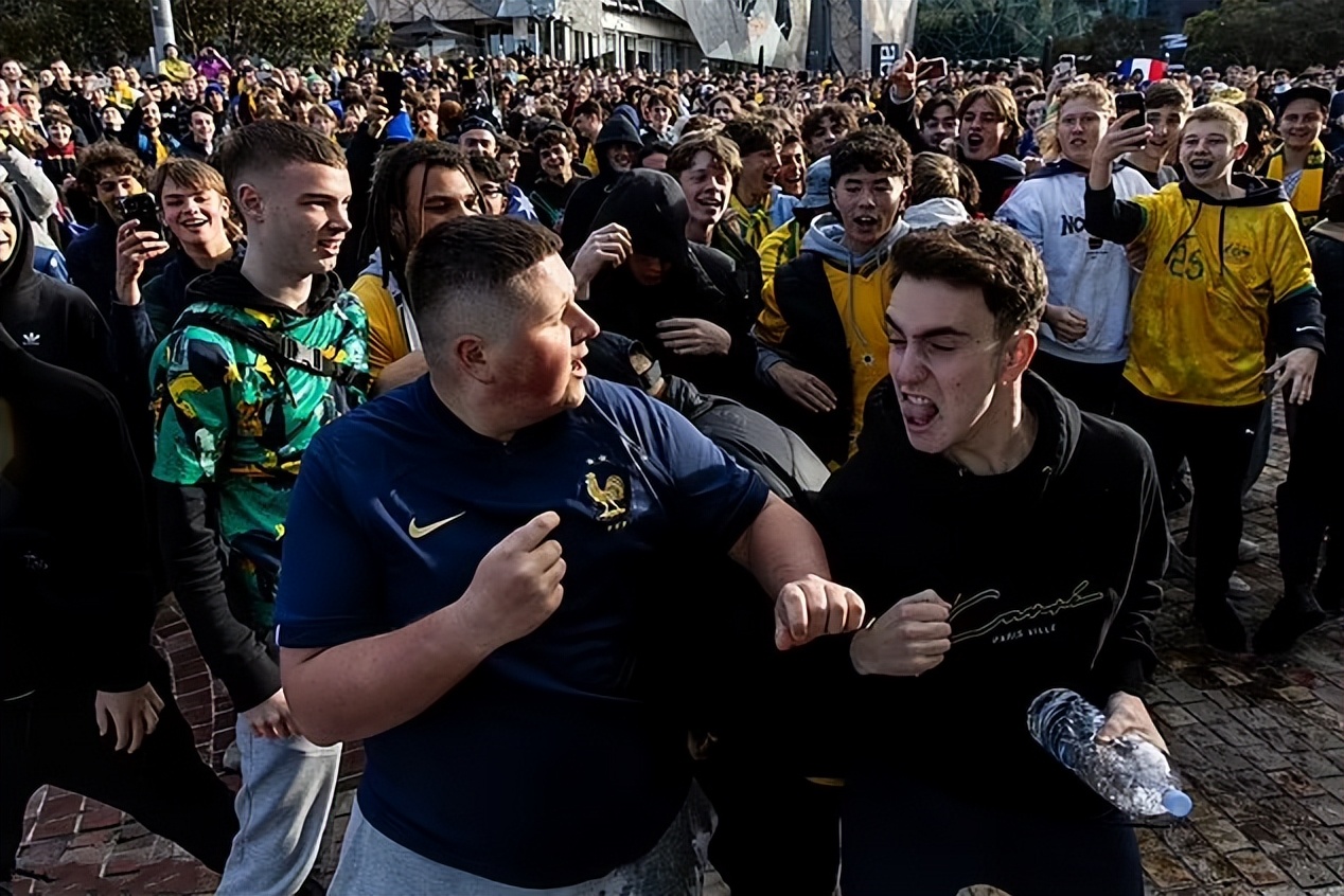 法国4-1澳大利亚精彩场面,法国4:1澳大利亚集锦视频