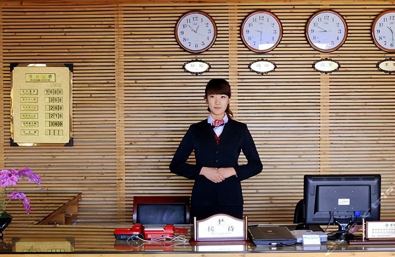 酒店前台工资低还要上夜班吗,酒店前台工资为何那么低