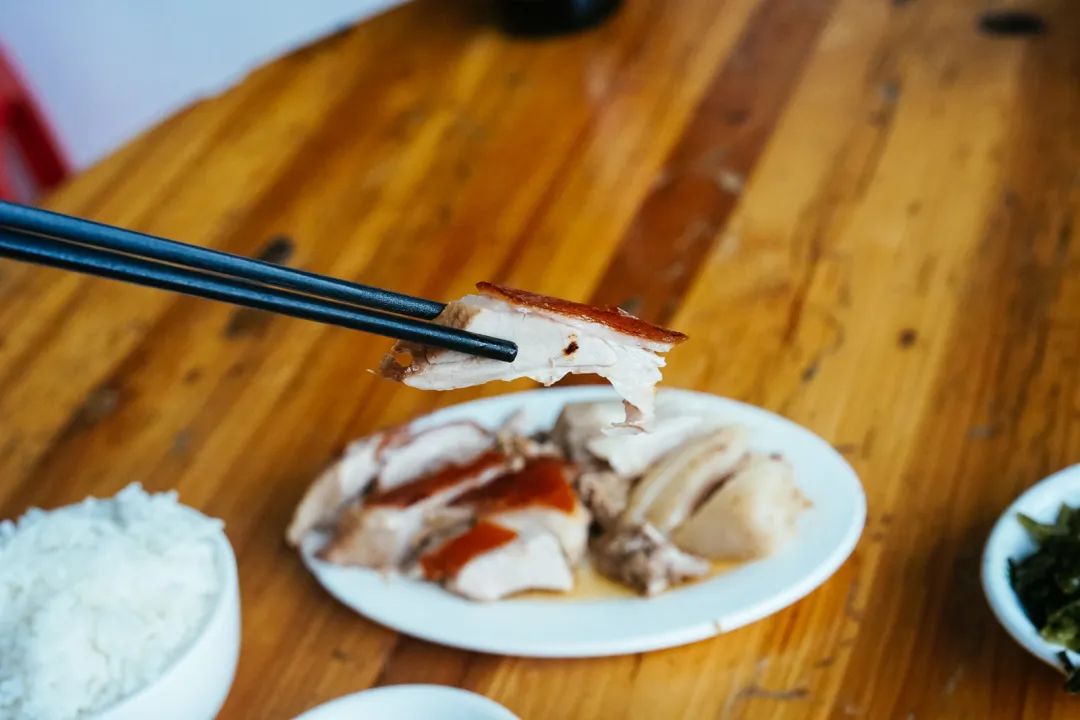 早餐烤乳猪，海鲜论盆卖？这座海岛小城舒坦得有点离谱了