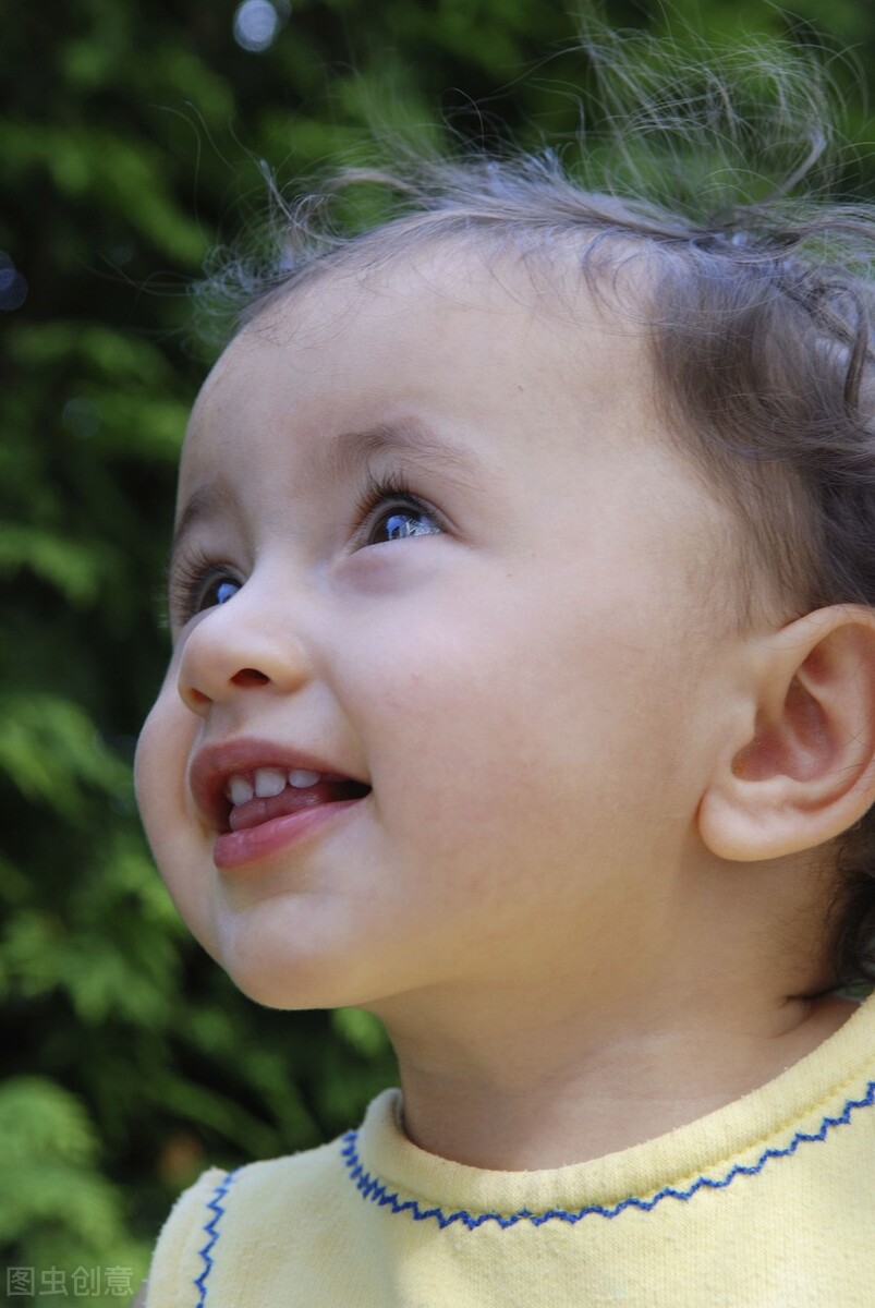 两个多月的宝宝怎么培养智力,怎么和八个月的宝宝互动