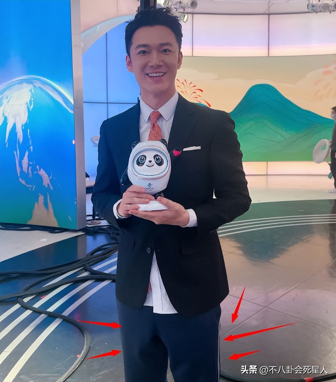 戴假发、穿半截西装、贴胶带瘦脸,原来央视的主持人这么“假”