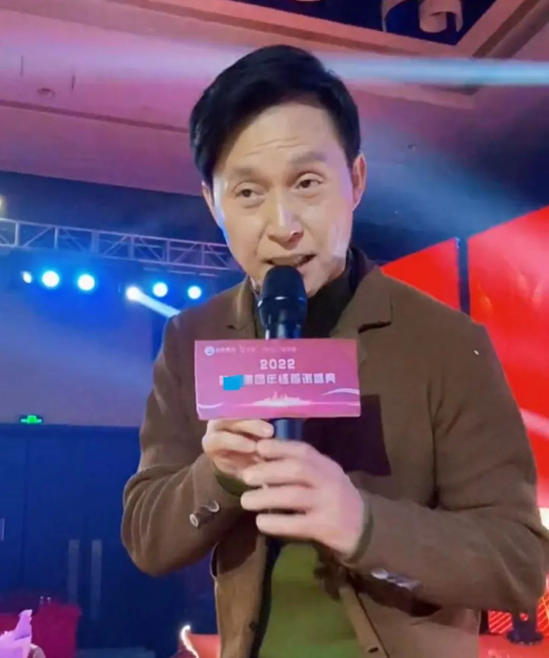 60岁港星内地庆生捞金,66岁港星