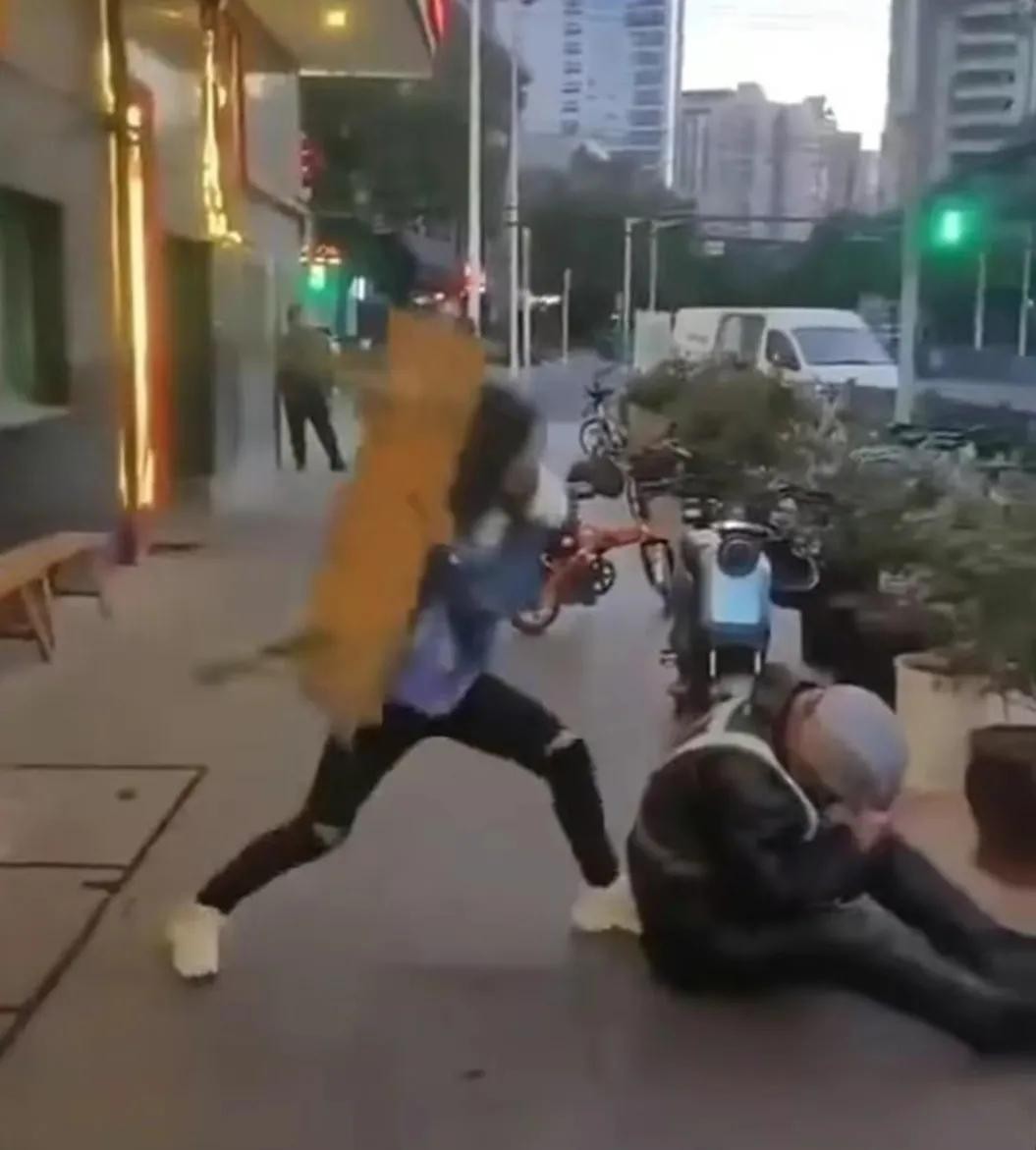 广州地铁大妈打人身份曝光，小伙为何放弃索赔，网友们纷纷意难平