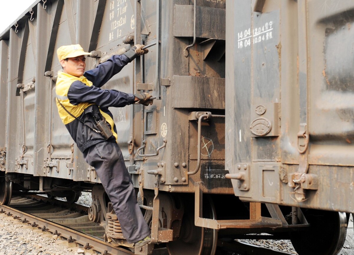 铁路维修工人工资,修铁路工人一般工资多少