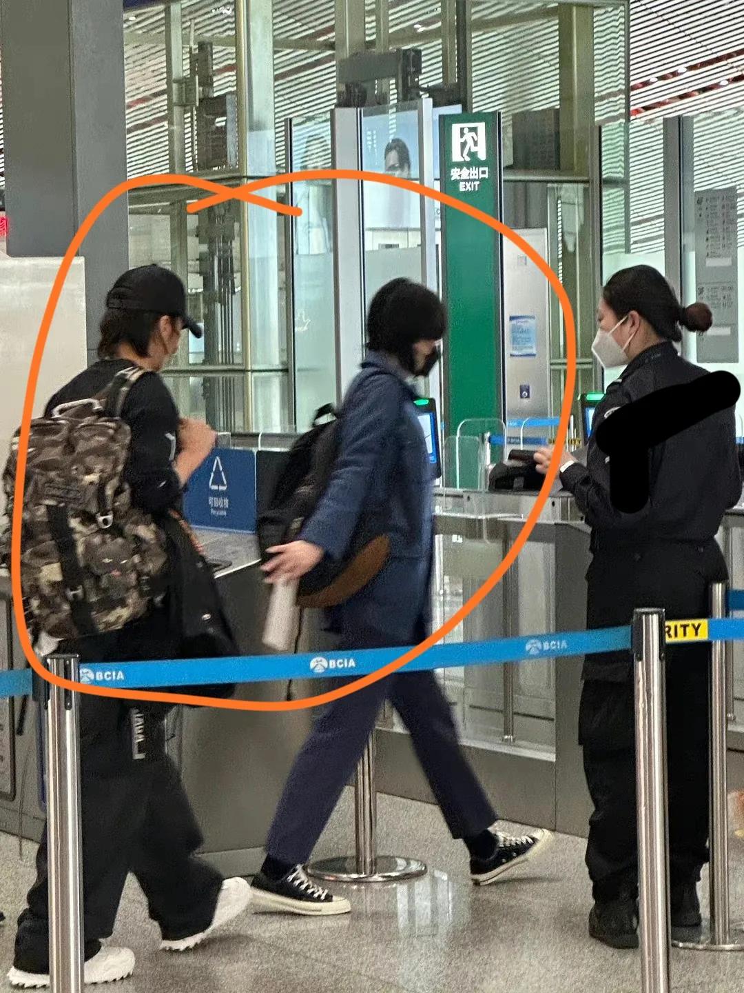 谢霆锋王菲甜蜜露面,谢霆锋王菲坐经济舱被偶遇