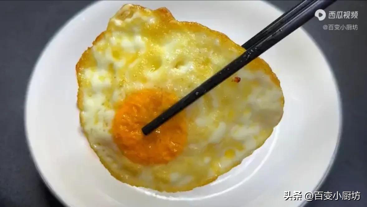 原来饭店里的荷包蛋是这样做出来的，难怪这么好看还不粘锅，厉害