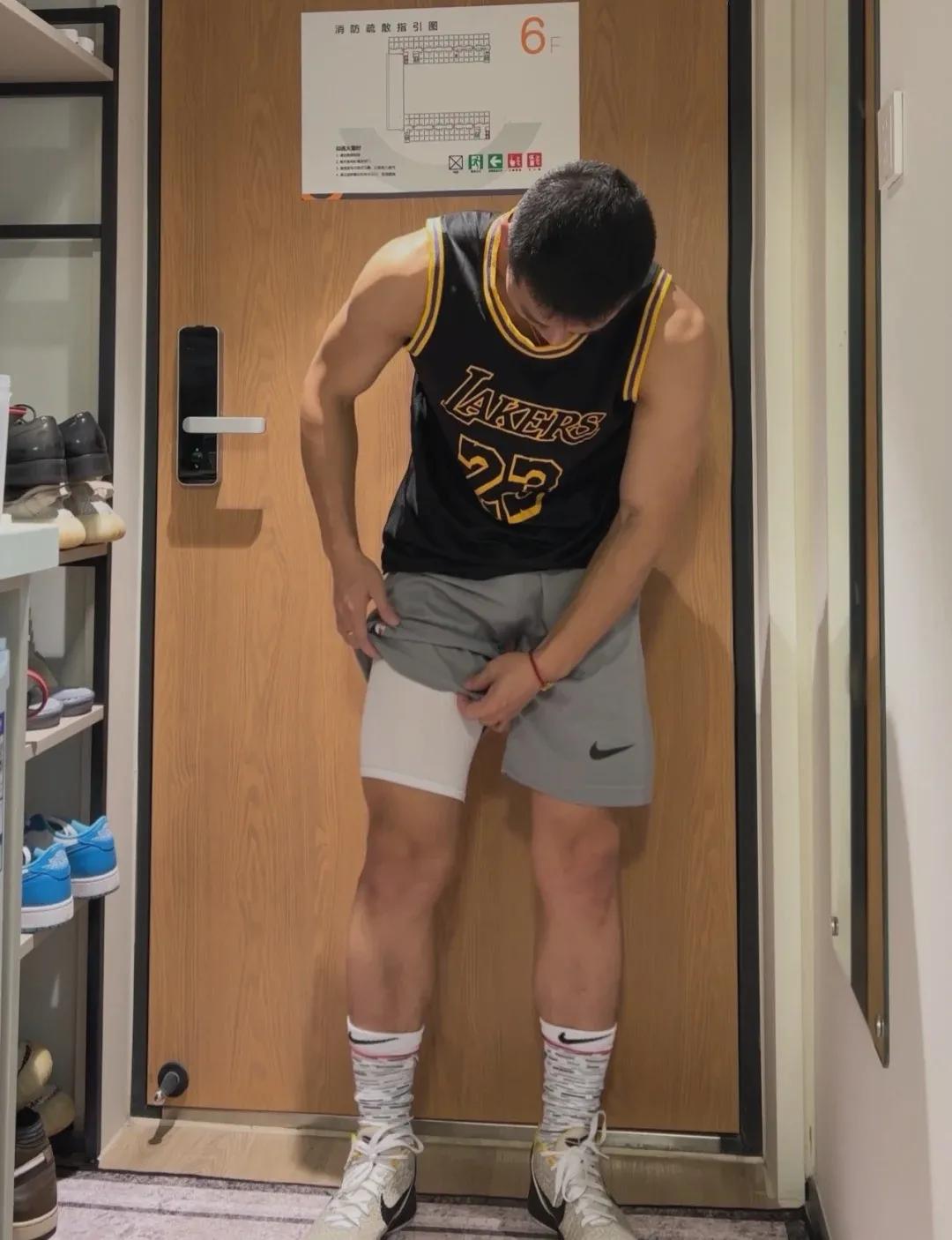 白袜腹肌体育生帅哥---------体育生小哥哥