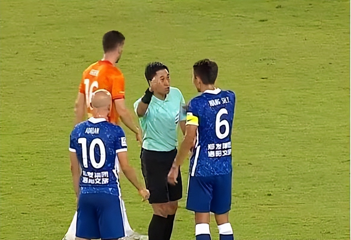 中甲足球裁判误判红牌负什么责任,c罗惨遭红牌真是裁判的误判吗