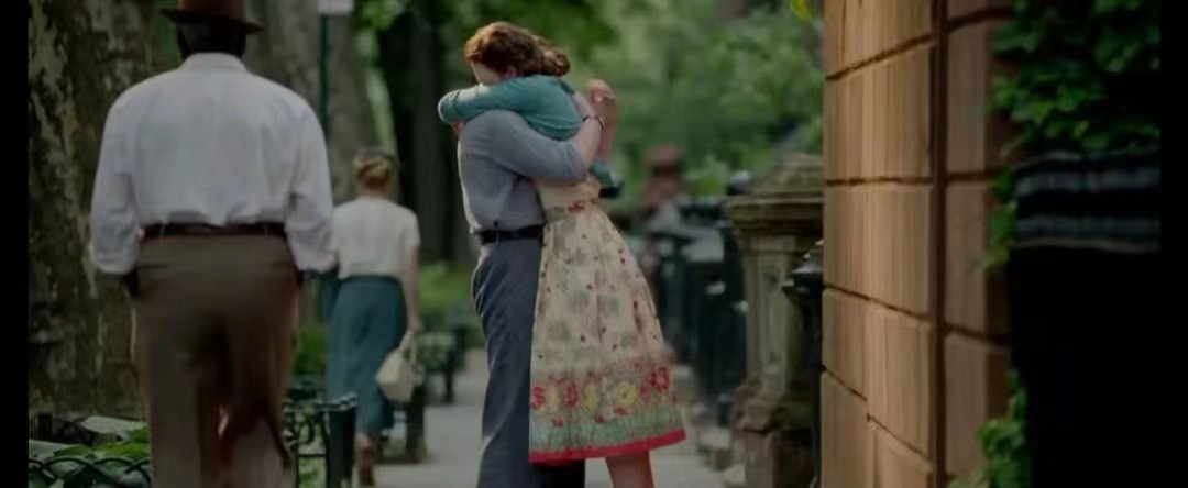 美国影片《布鲁克林》多次出现爱丽丝的定格画面有什么目的？