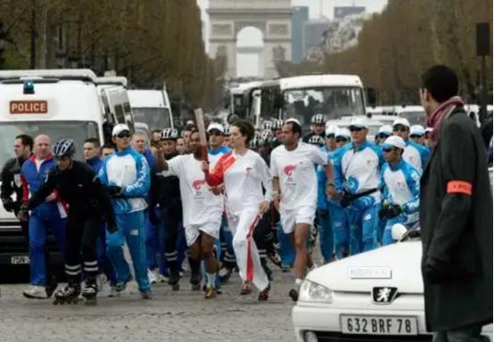 2008北京奥运前夕，中国有网民呼吁*制抵**家乐福，白岩松：我不支持