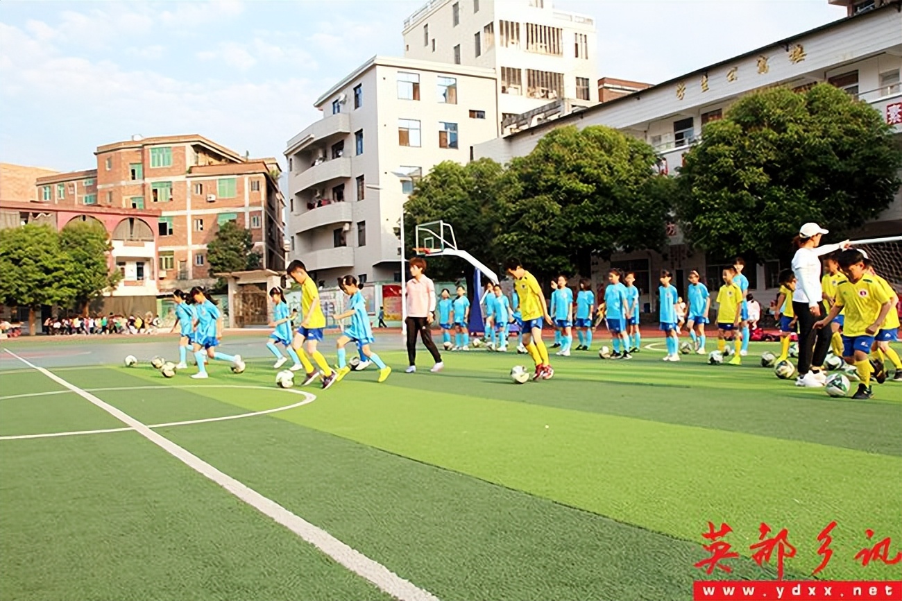 校友洪再福为英都中心小学足球队捐赠队服