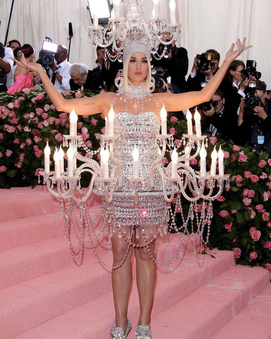 为什么欧美红毯造型那么夸张,国外惊人红毯