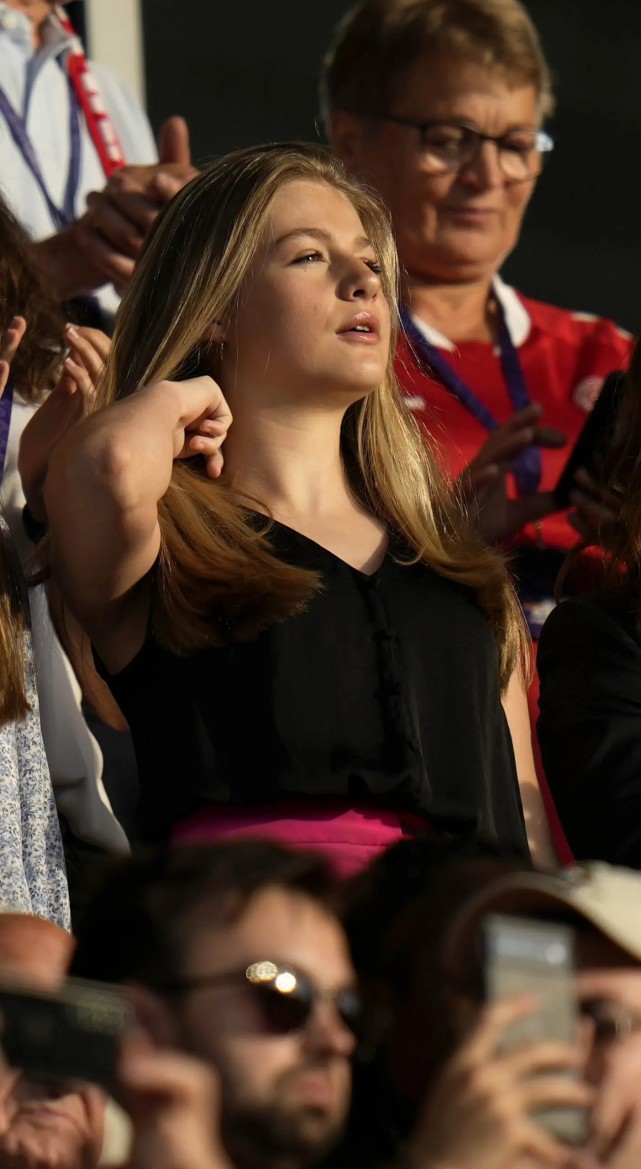 西班牙公主到伦敦看女足，16岁未来女王太惹眼，时髦的索妹成陪衬