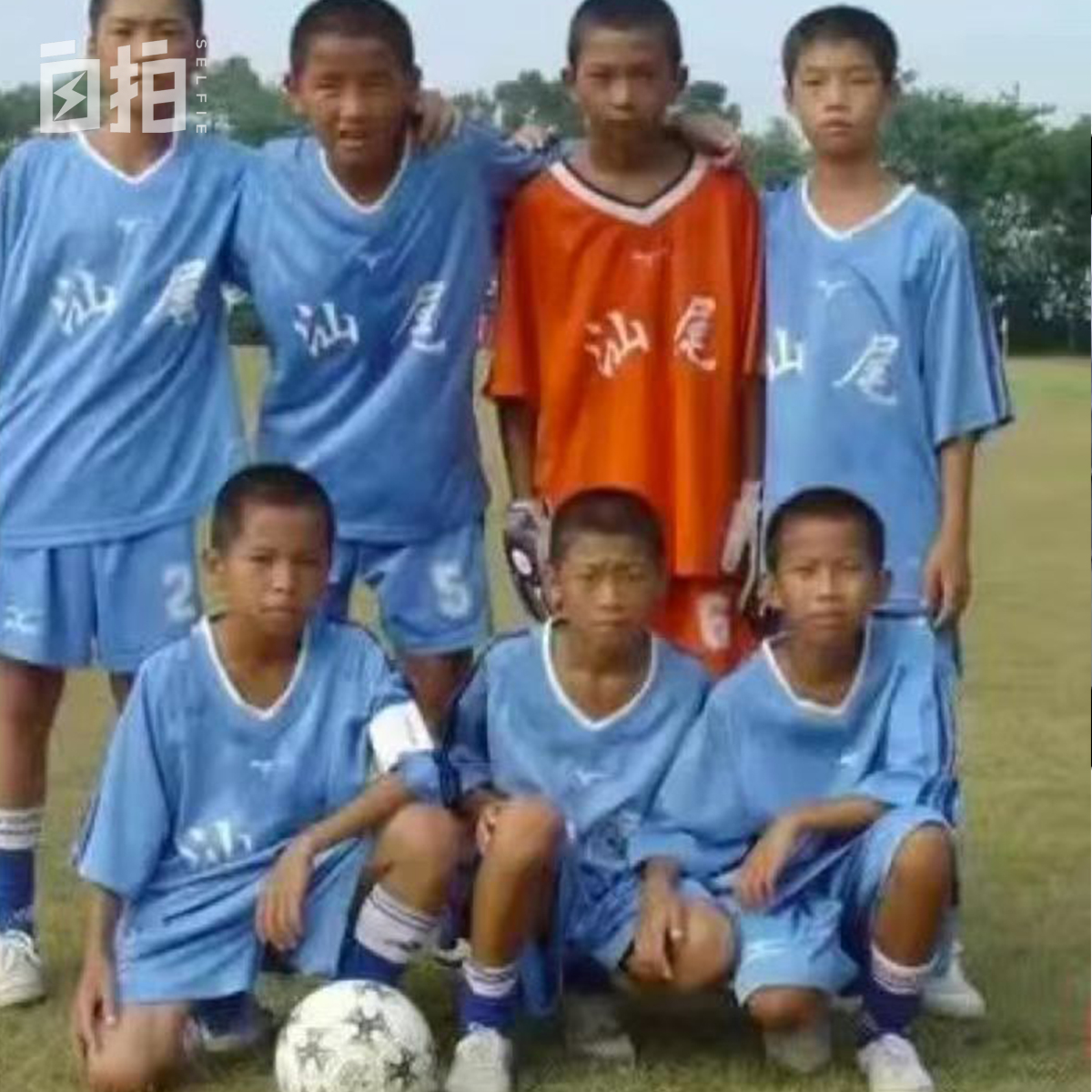 我,从小热爱足球,12岁被球探选中,意外失去左腿,现在单腿踢球