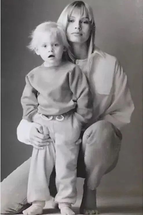 超模用卫生棉条感染截肢励志,一名超模因卫生棉截肢