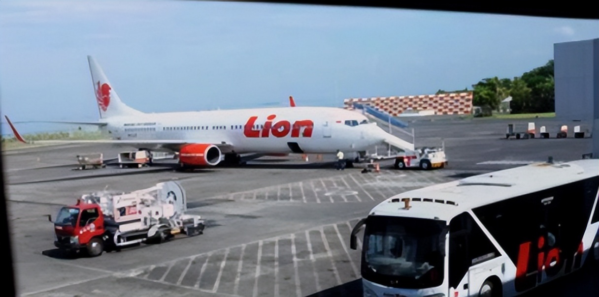 波音737空难飞行示意图,波音737空难事件坠落高度