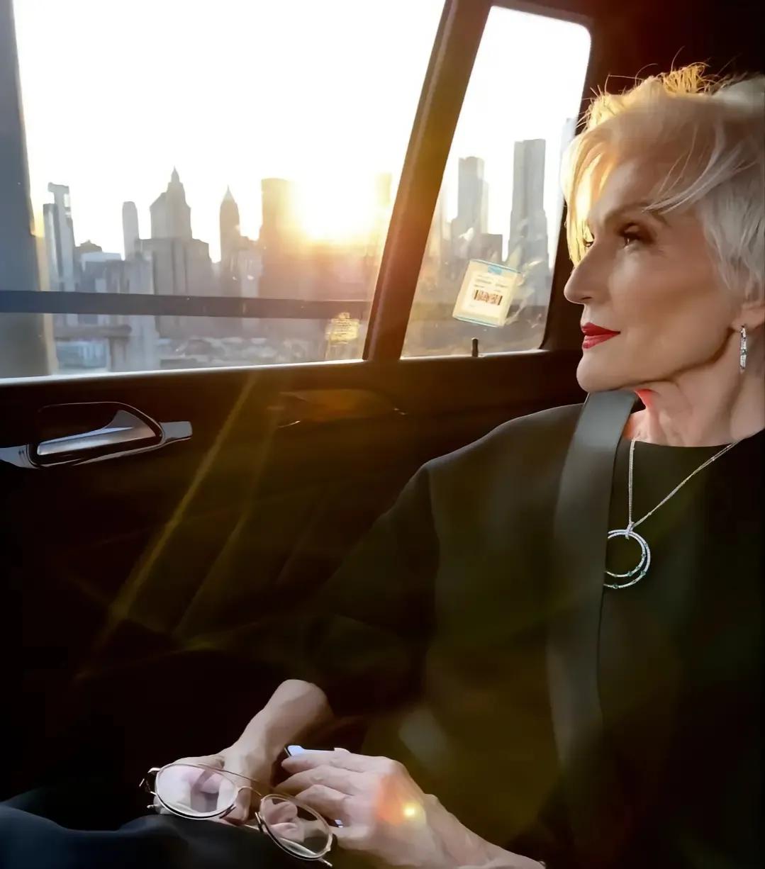 63岁怀孕，70岁全裸拍照，马斯克的亲妈有多强？