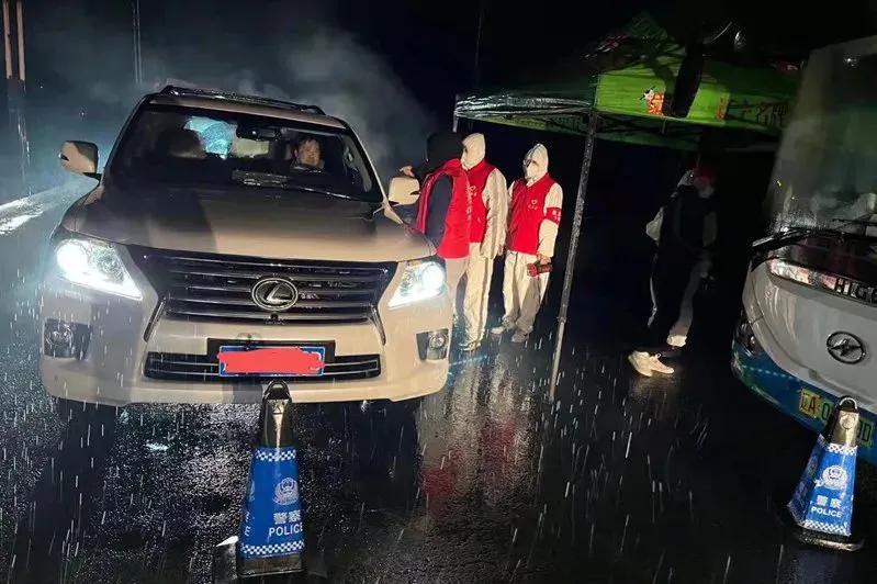 沈阳新民保卫战,抗击疫情沈阳红马甲筑起安全墙