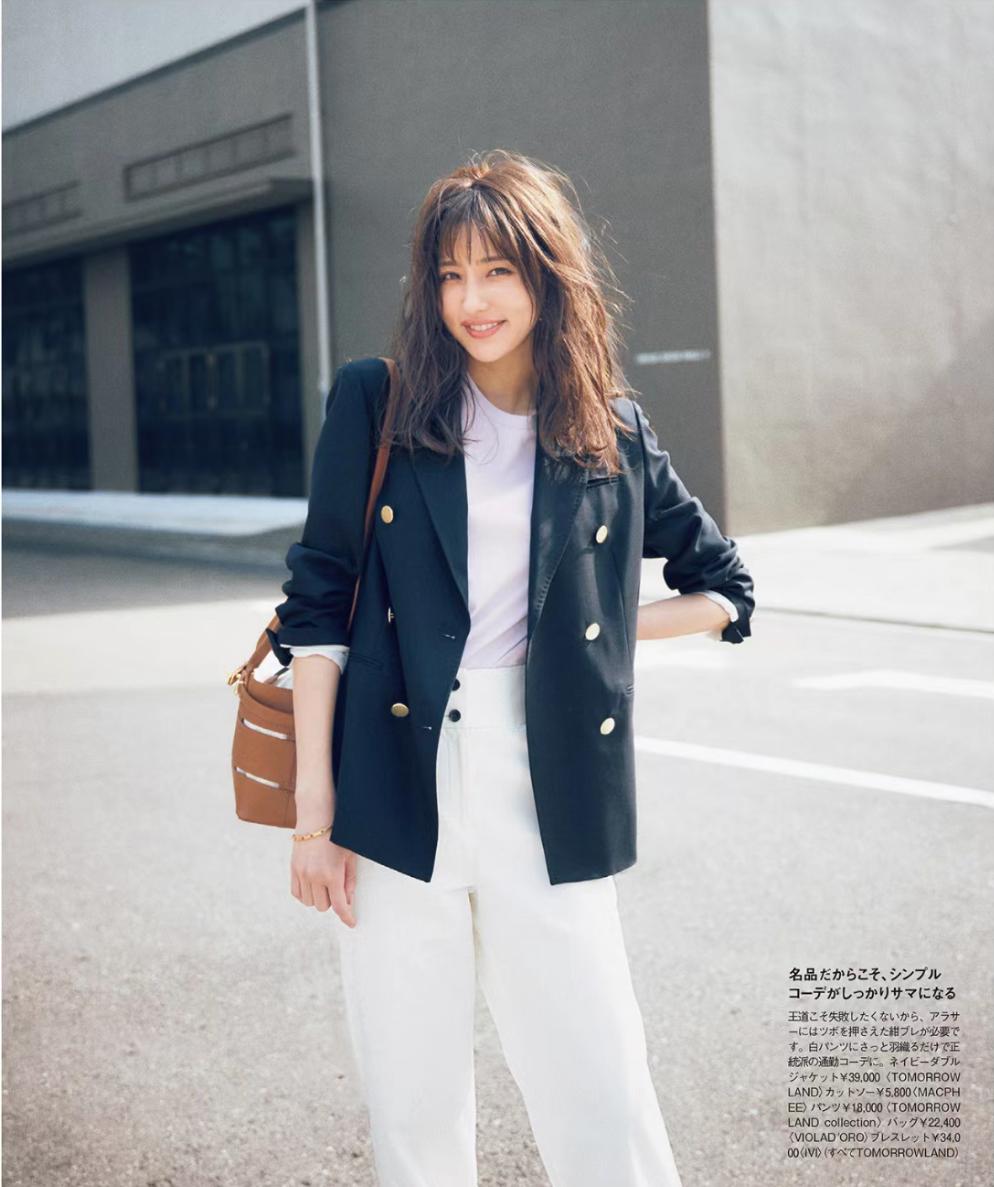 女人上了年纪少穿黑白灰,女人过了40岁就不要穿黑白灰