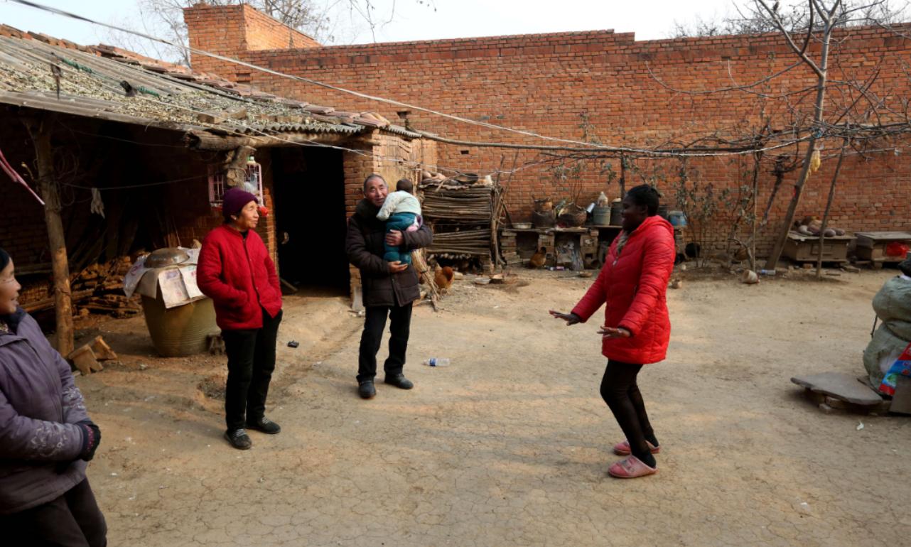 非洲22岁姑娘远嫁河南40岁农民，为其生下俩混血儿，如今怎样了？