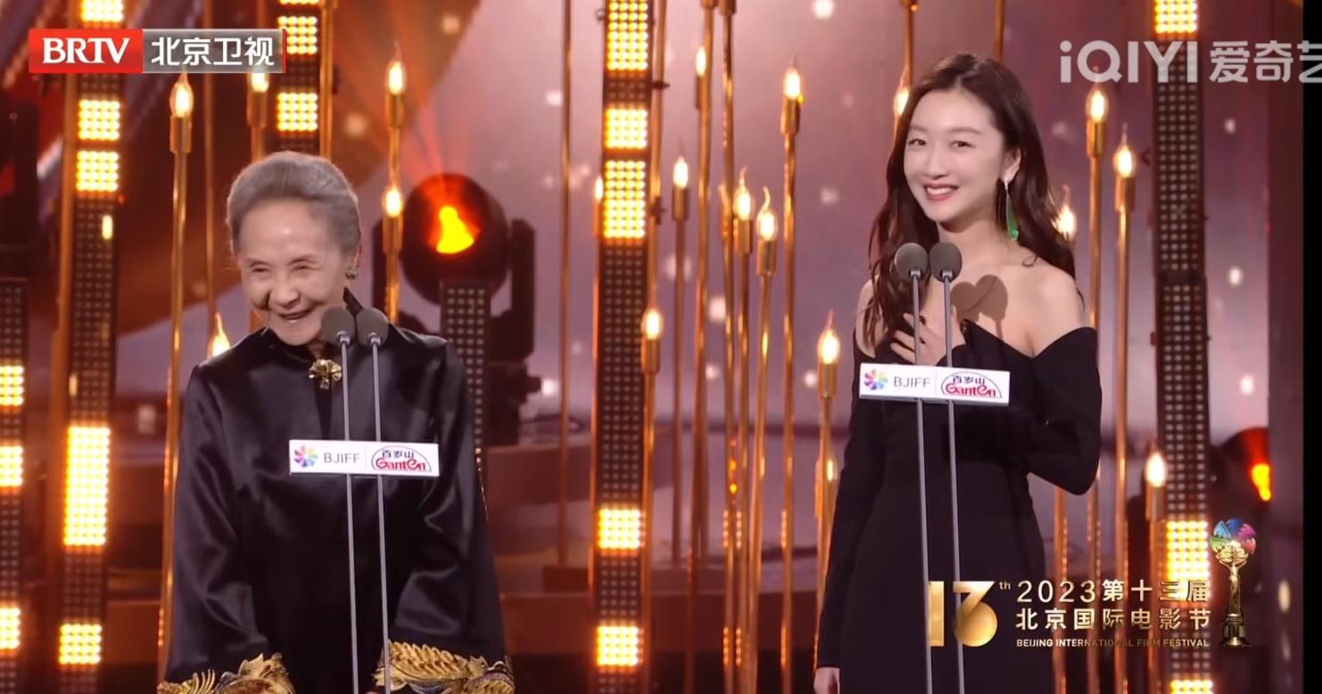 张颂文泪目北影节,北影节开幕式红毯张颂文害羞笑