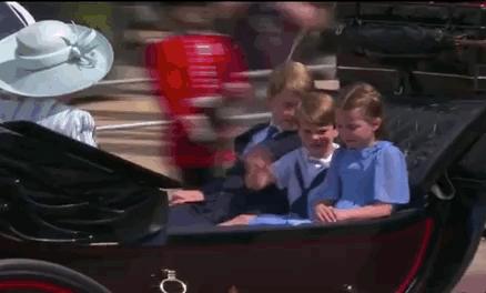 英国女王登基庆典凯特赢很大？纯白穿搭迷人优雅，带萌娃站C位