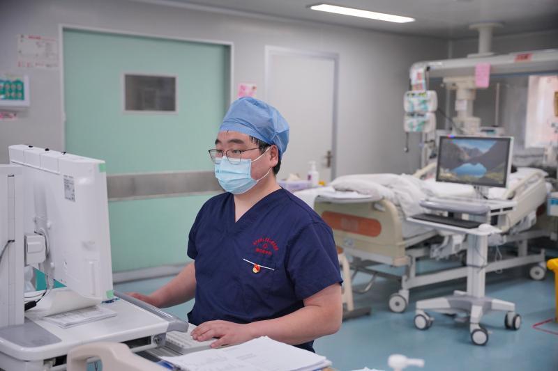 ​ICU的男护士：挡在患者和“死神”之间一堵坚实的墙