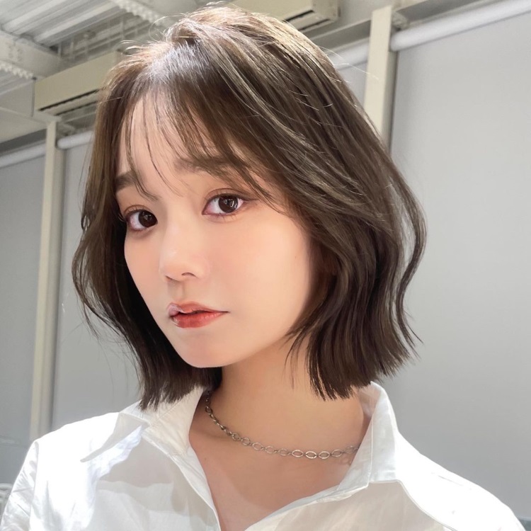 高额头适合什么一次性发型,额头大适合八字刘海还是齐刘海