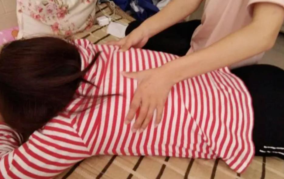 儿子帮妈妈按摩肩颈,儿子帮妈妈按摩背部
