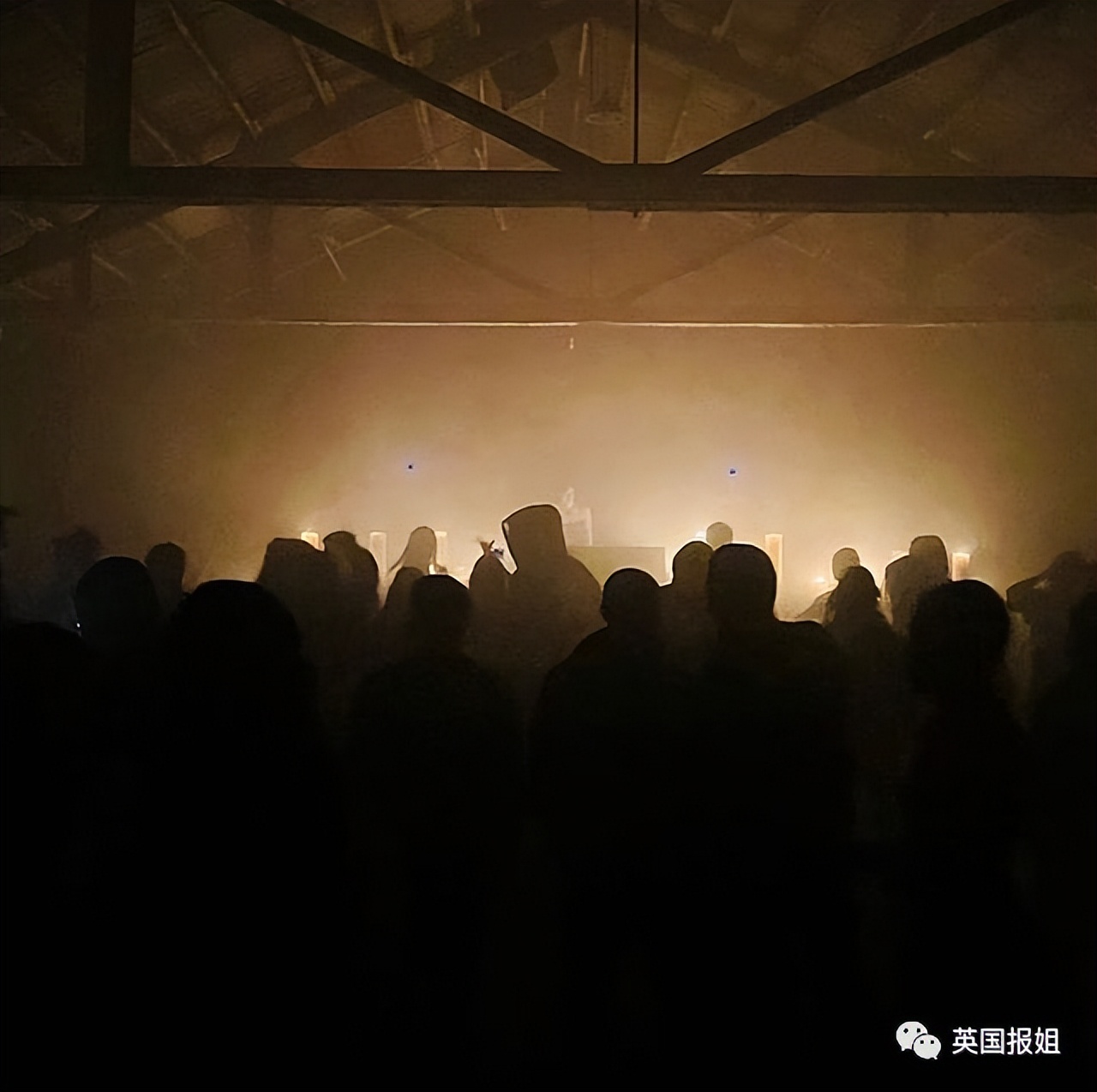 让全裸女模特当餐盘，寿司放身上供宾客享用，9岁女儿也在场