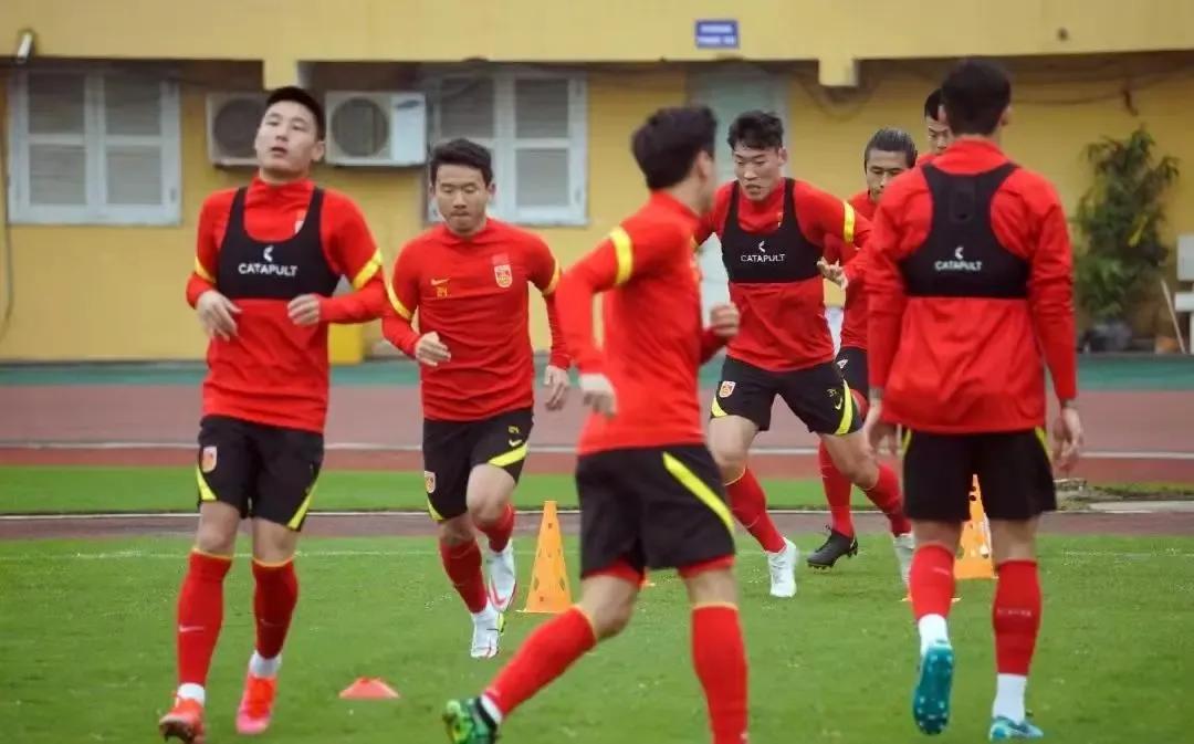 涓浗瓒崇悆杈撳湪璧疯窇绾夸笂,杈撳湪浜嗚捣璺戠嚎涓婅触缁欎簡鐜板疄